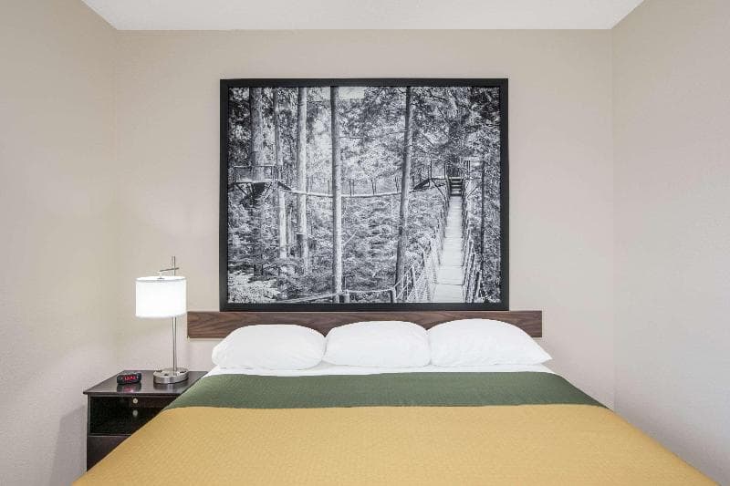 Super 8 By Wyndham Peace River 5
