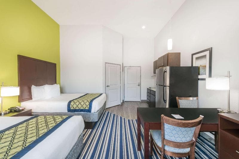 Hawthorn Suites by Wyndham Midland 3