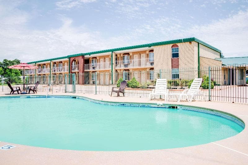 Days Inn by Wyndham Monett 5