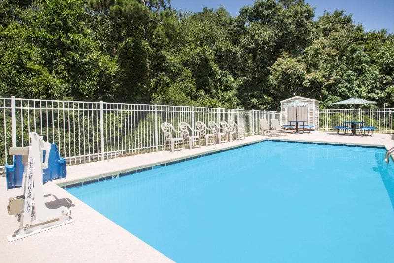 Days Inn & Suites by Wyndham Swainsboro 5