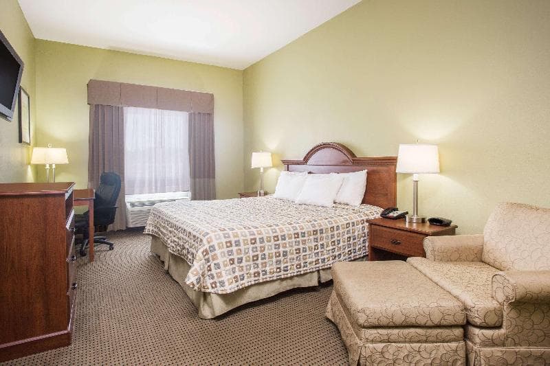 Days Inn & Suites by Wyndham Swainsboro photo 1