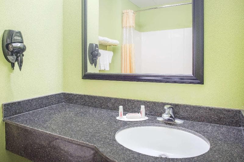 Days Inn & Suites by Wyndham Swainsboro 3