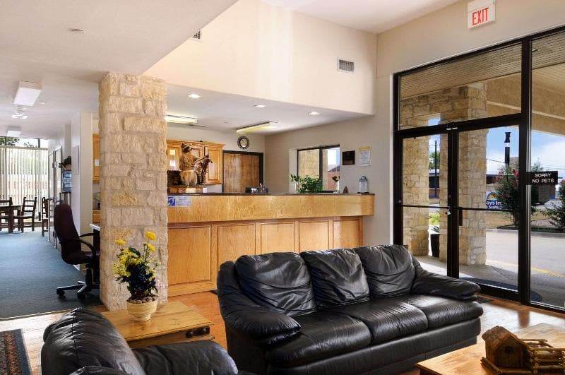 Days Inn & Suites by Wyndham Llano 4