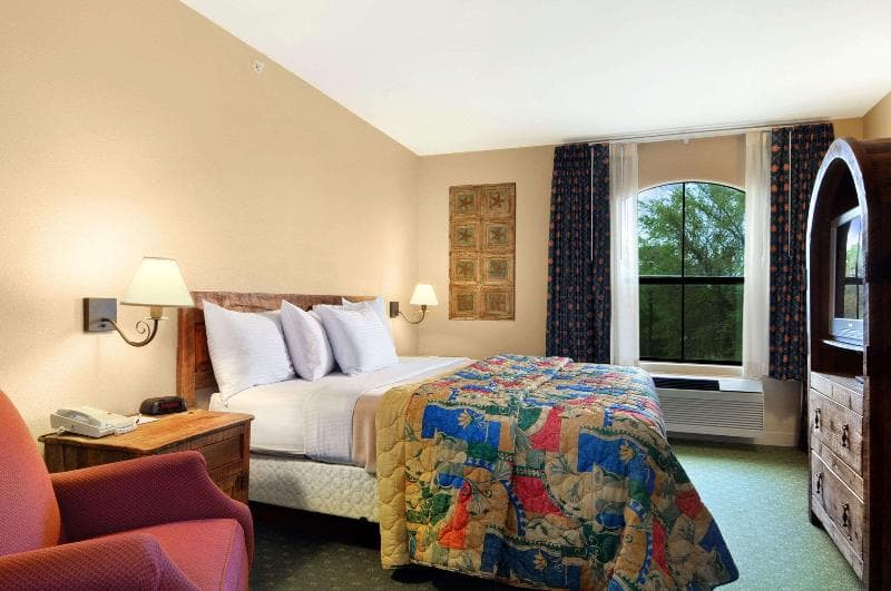 Days Inn & Suites by Wyndham Llano 2