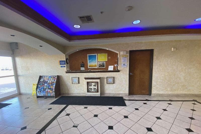 Days Inn & Suites by Wyndham Cleburne 4