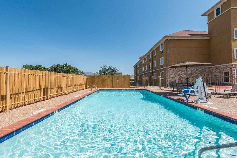 Days Inn & Suites by Wyndham Cleburne 5
