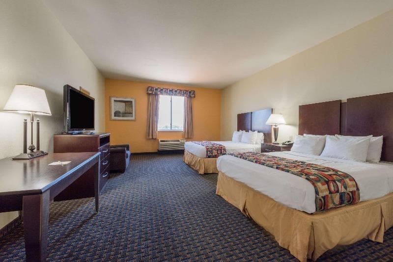 Days Inn & Suites by Wyndham Cleburne 3
