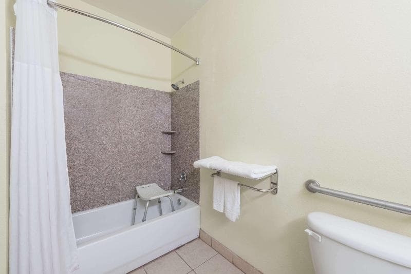 Days Inn & Suites by Wyndham Cleburne 2