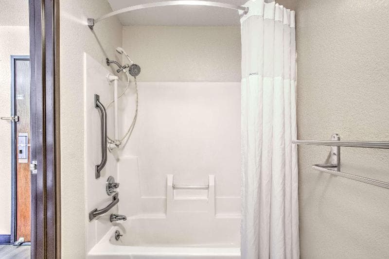 Days Inn by Wyndham Le Roy/Bloomington Southeast 2