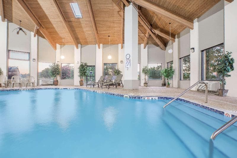 Days Inn & Suites By Wyndham Brinkley 5