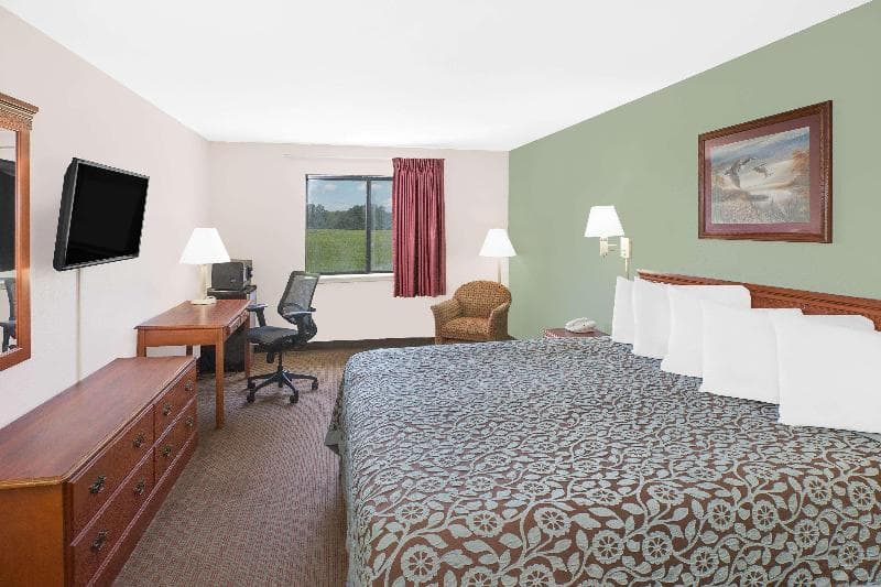 Days Inn & Suites By Wyndham Brinkley 3