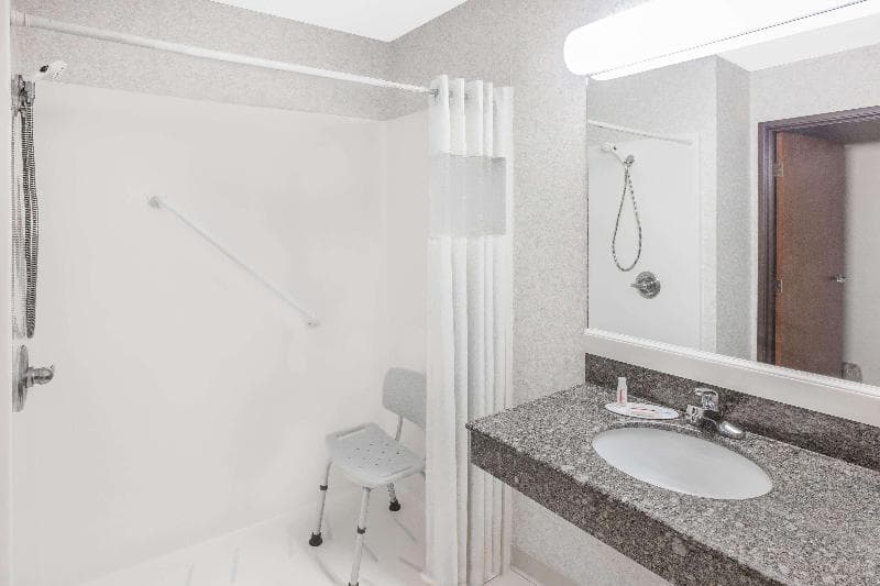 Days Inn & Suites By Wyndham Brinkley 2