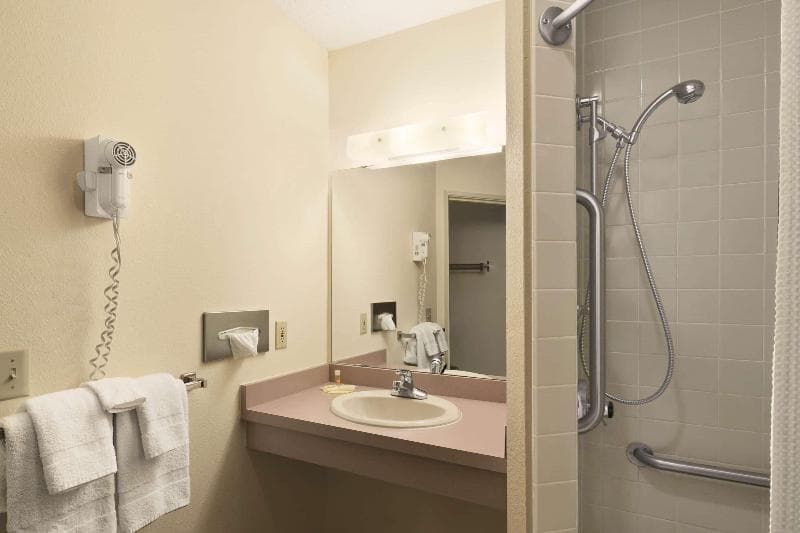 Days Inn by Wyndham Hinckley 3