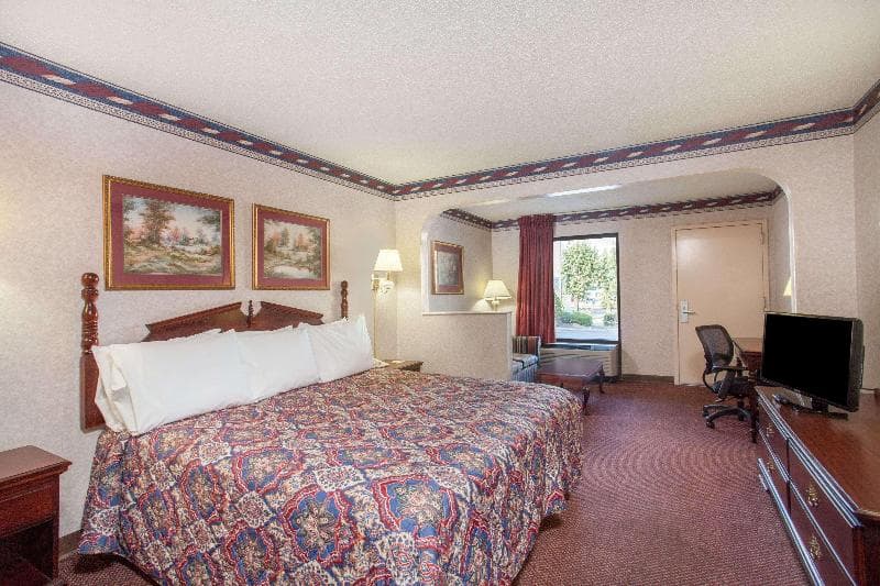 Days Inn by Wyndham Saint Pauls photo 1