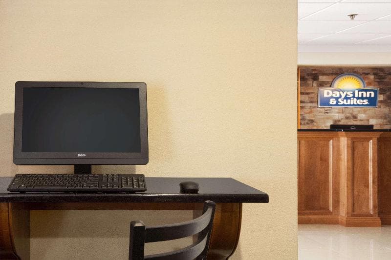 Days Inn & Suites by Wyndham Commerce photo 1