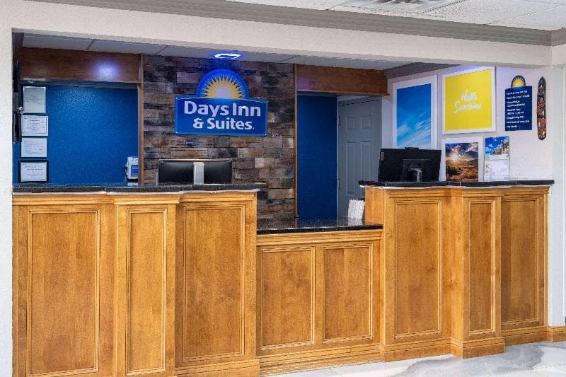 Days Inn & Suites by Wyndham Commerce 5
