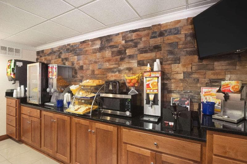Days Inn & Suites by Wyndham Commerce 2