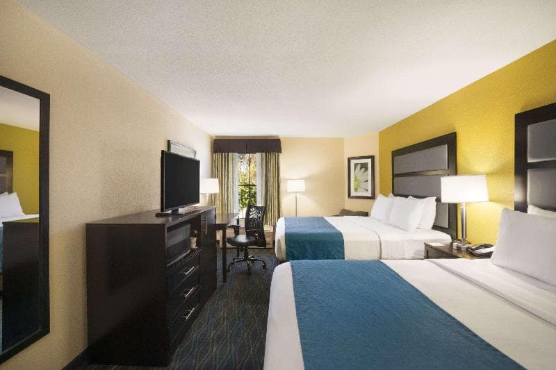 Days Inn & Suites by Wyndham Commerce 4