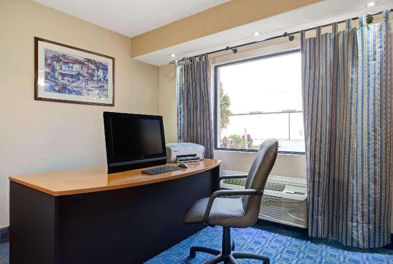 Days Inn & Suites By Wyndham Tampa Near Ybor City photo 1