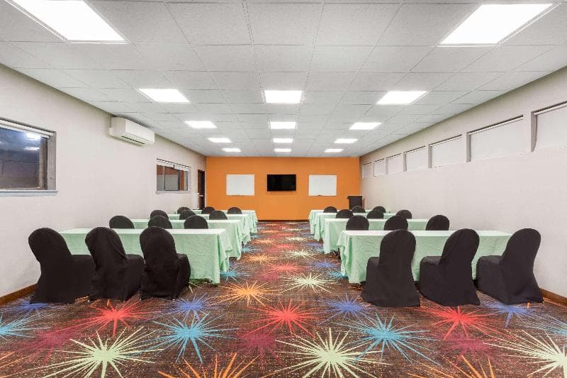 Days Inn by Wyndham Woodbury Long Island photo 1