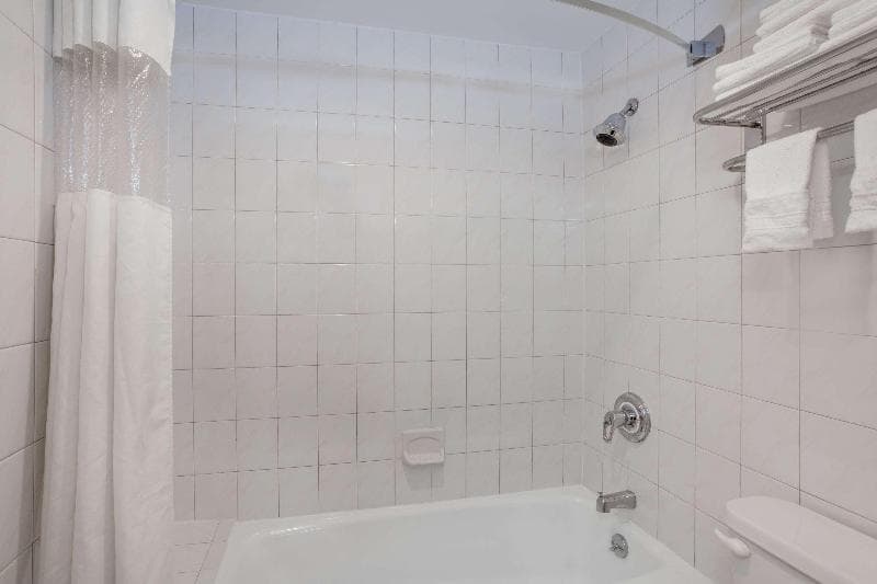 Days Inn by Wyndham Woodbury Long Island 4