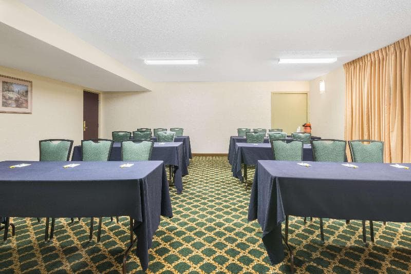 Days Inn By Wyndham Indianapolis Northeast photo 1