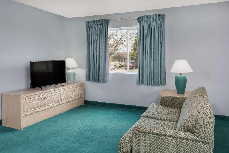 Days Inn by Wyndham Osage Beach Lake of the Ozarks 3