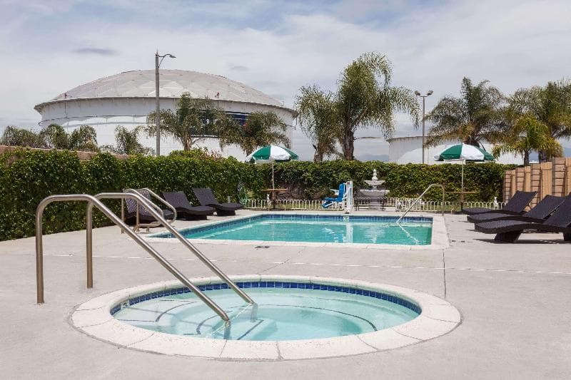 Days Inn & Suites by Wyndham South Gate 5