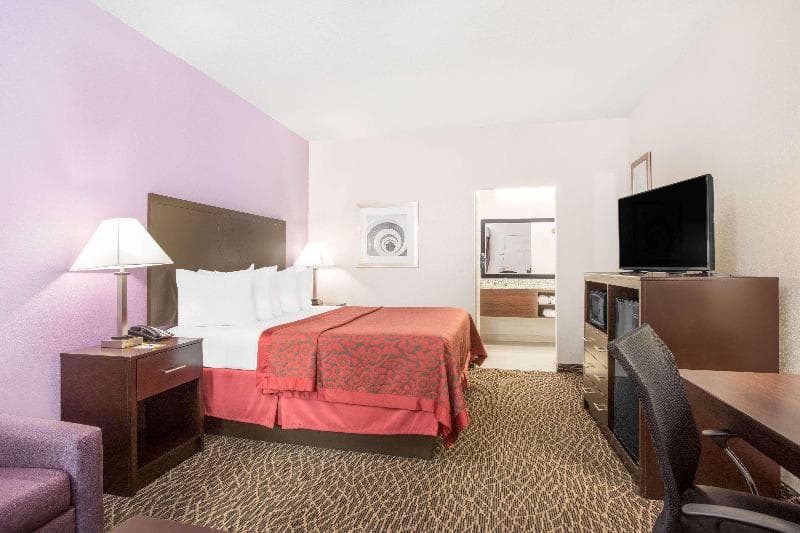 Days Inn by Wyndham Bryan 4