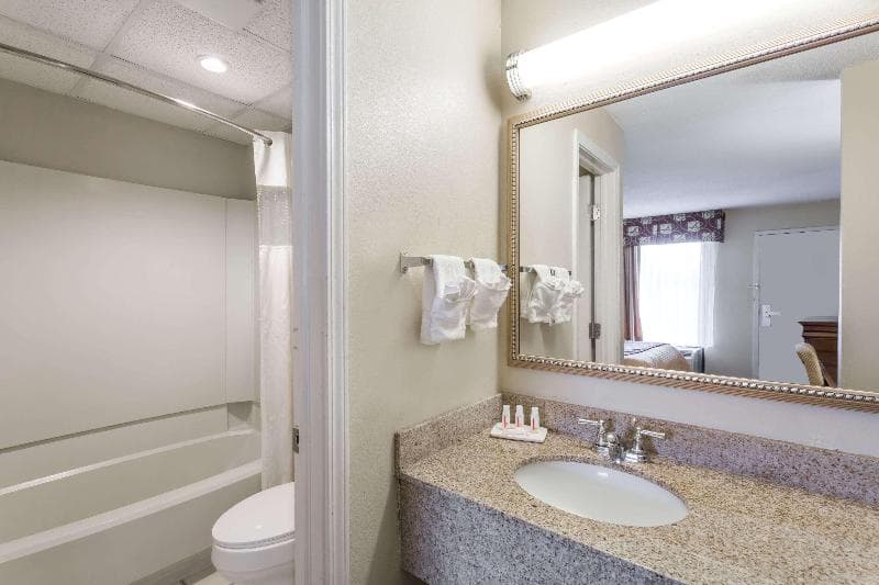 Days Inn by Wyndham Orangeburg 3
