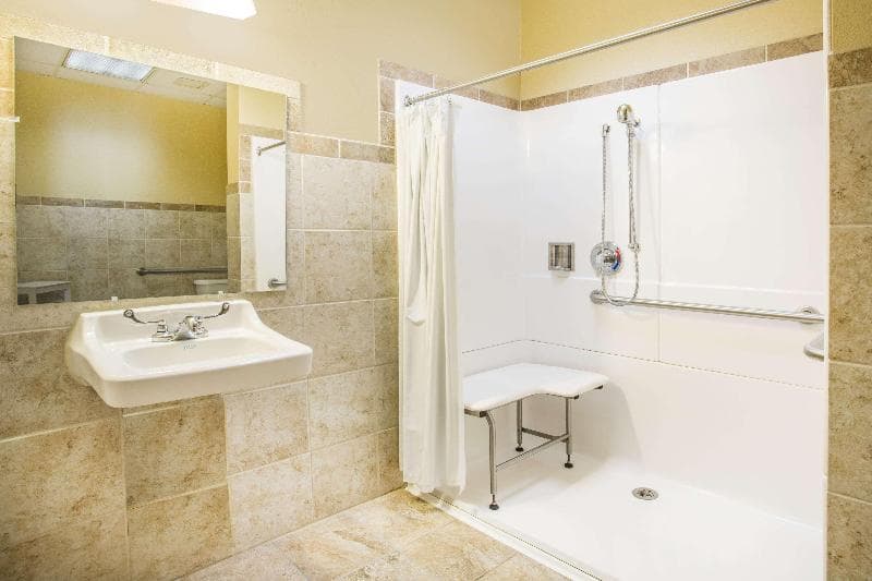 Days Inn & Suites By Wyndham Sutton Flatwoods 5