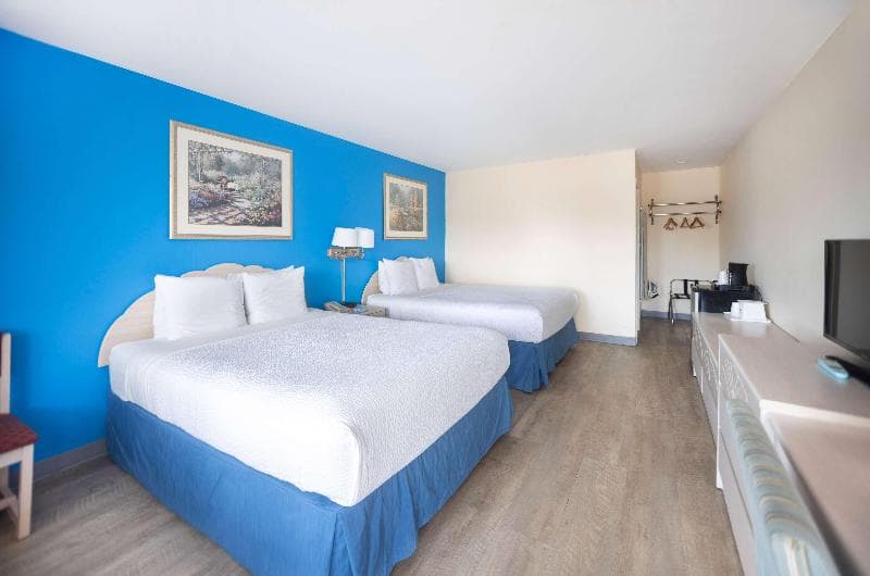 Days Inn by Wyndham Hicksville Long Island 3