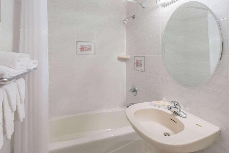 Days Inn by Wyndham Hicksville Long Island 2