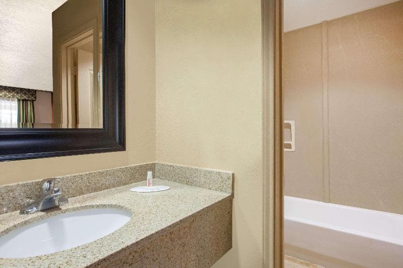 Days Inn by Wyndham Centerville photo 1