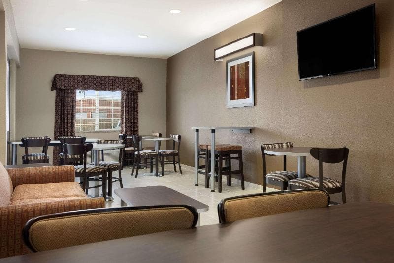 Microtel Inn & Suites by Wyndham Kenedy 5