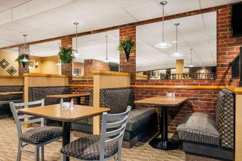 Ramada By Wyndham Paintsville Hotel & Conference Center 4