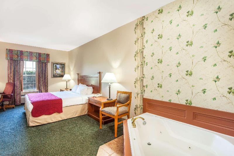 Ramada by Wyndham Sparta/at Speedway 4