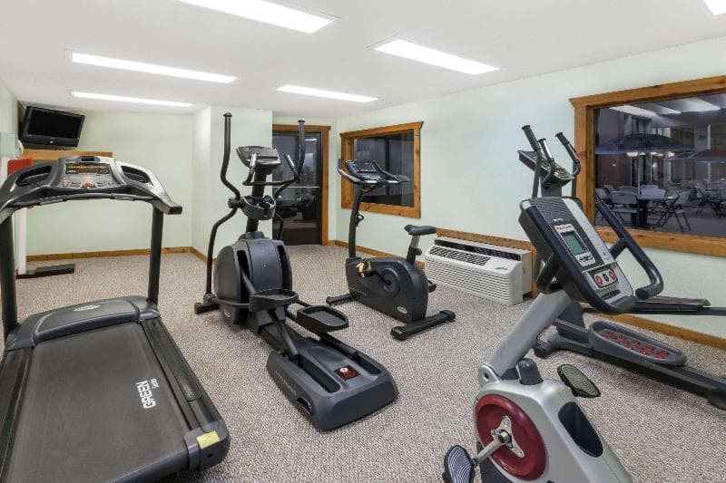 Ramada By Wyndham Grayling Hotel & Conference Center 3