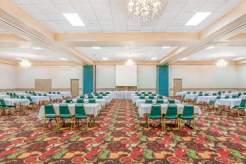 Ramada By Wyndham Grayling Hotel & Conference Center photo 1