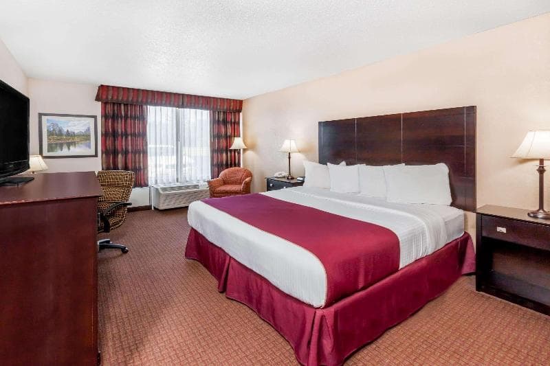 Ramada By Wyndham Grayling Hotel & Conference Center 5