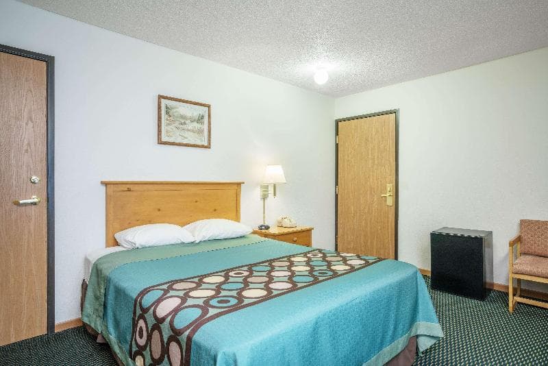 Super 8 By Wyndham Phillips 5
