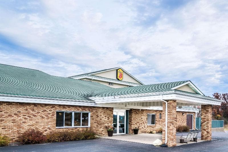 Super 8 by Wyndham Osseo WI photo 1