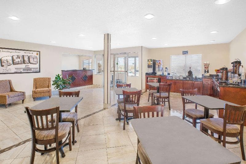 Super 8 By Wyndham Seville 3