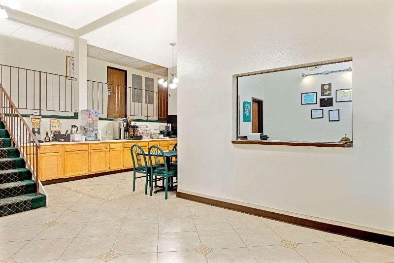 Super 8 By Wyndham Eureka/Six Flags Nearby 4