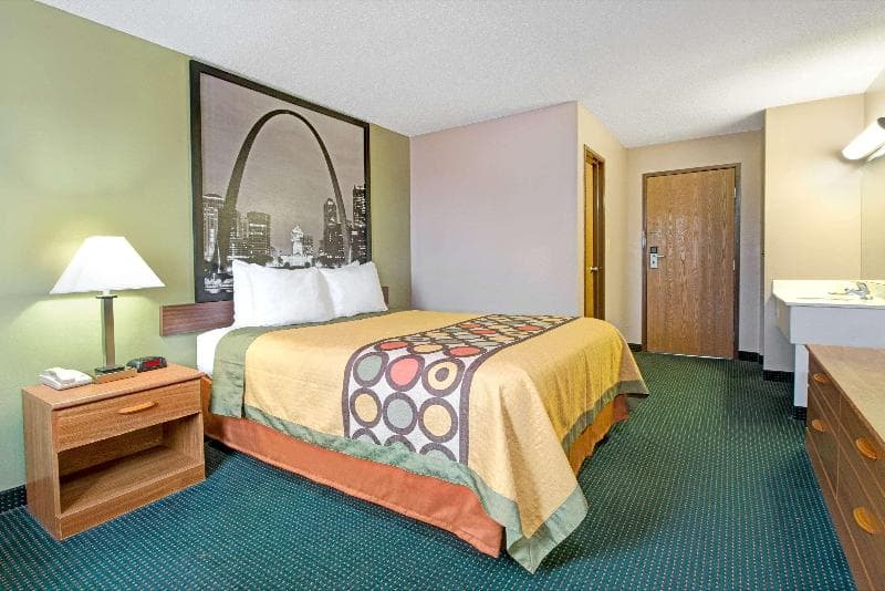 Super 8 By Wyndham Eureka/Six Flags Nearby 3