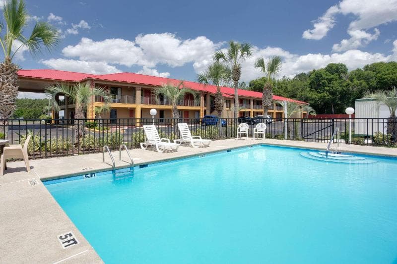 Super 8 by Wyndham Defuniak Springs 5