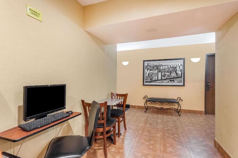 Super 8 by Wyndham Eddyville/Kuttawa photo 1