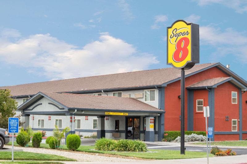 Super 8 by Wyndham Willows 4