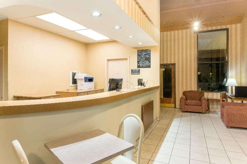 Super 8 by Wyndham Riviera Beach West Palm Beach 4