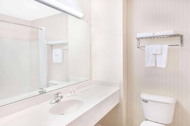 Super 8 by Wyndham Lowell/Bentonville/Rogers Area 3